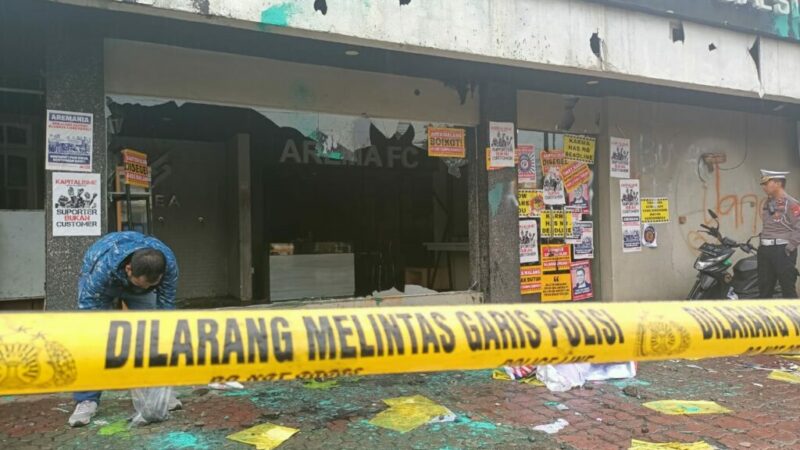 Situasi di depan kantor Arema FC  usai aksi masa