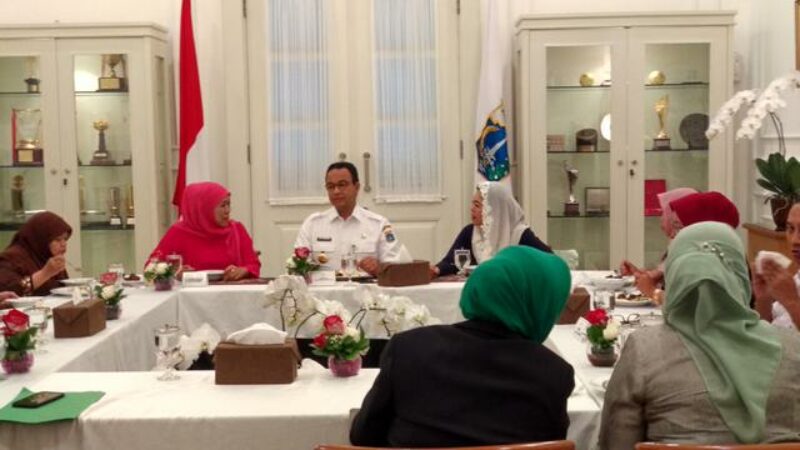 Khofifah saat bertemu dengan Anies di kantor gubernur DKI Jakarta