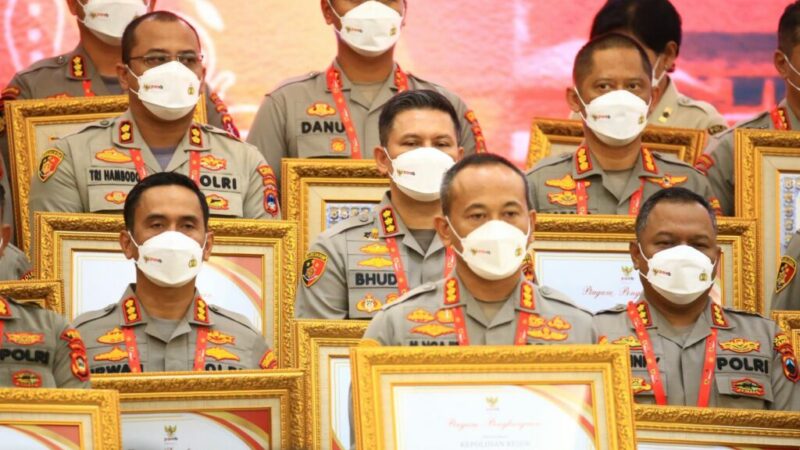 kapolresta malang saat menerima penghargaan