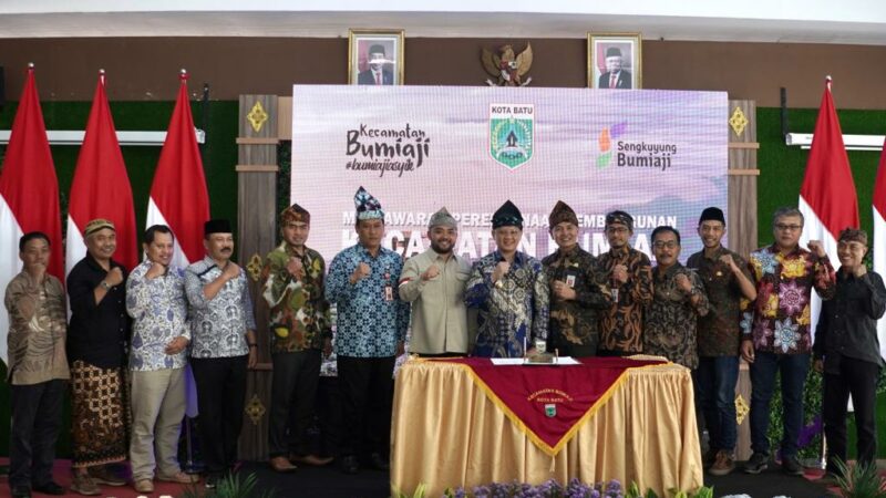 pj walikota kota batu pada sesi foto bersama