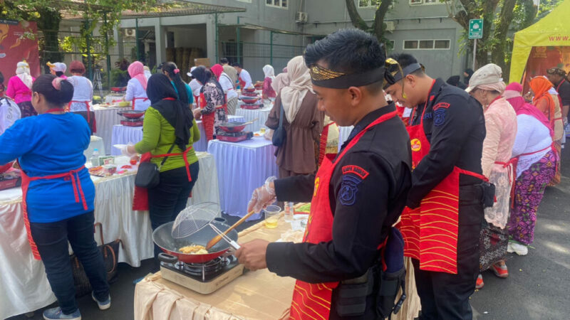 Anggota Brimob Kompi 2B Pelopor saat ikuti lomba masak