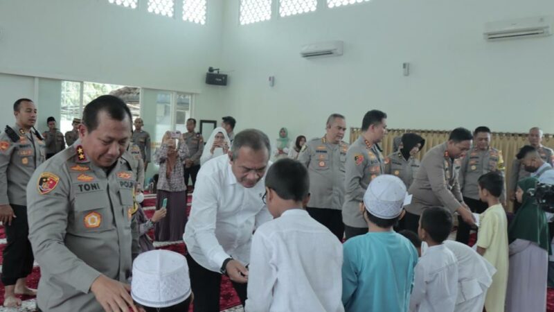 Kapolda di dampingi kapolresta malang saat beri santunan pada anak yatim