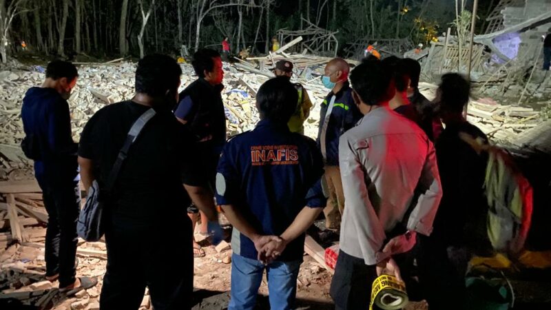 Petugas saat mengamankan lokasi ledakan
