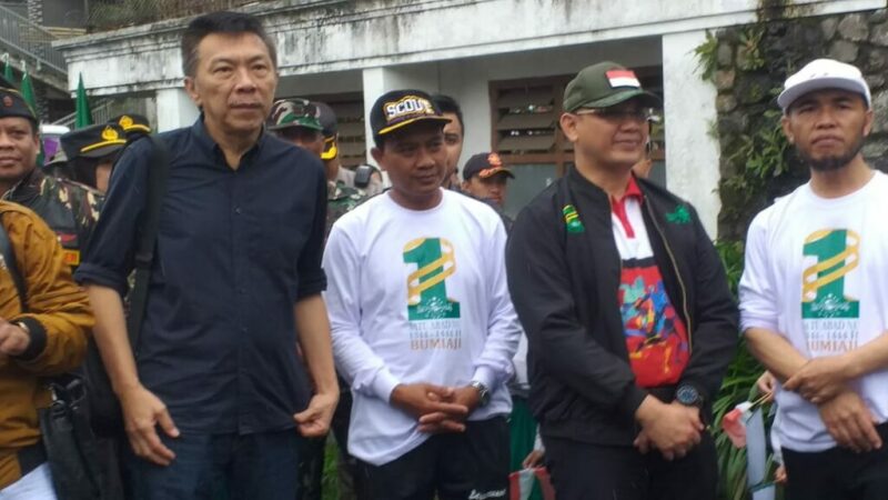 Pj wali kota batu di dampingi Ketua DPRD Kota Batu, Asmadi (Kanan) dan Direktur JTP 3, Suryo Widodo (Paling Kiri) saat acara pengibaran bendera NU di gunung panderman