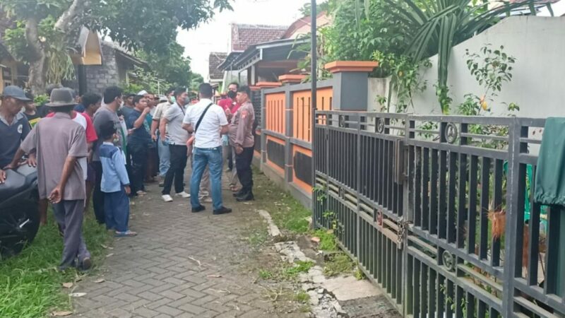 Situasi di depan rumah kontrakan  Pegawai Kemenag Jember yang tewas