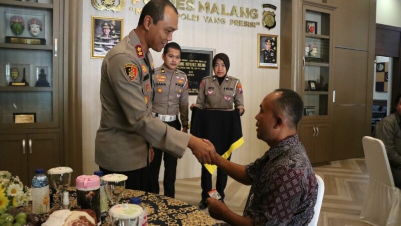 kapolres malang saat bertemu keluarga korban