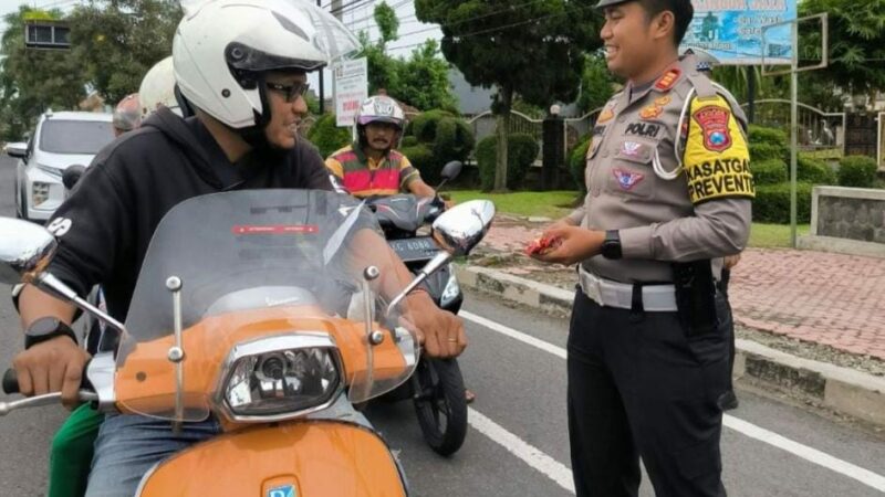 Satlantas Polresta Blitar bagikan coklat dan helm