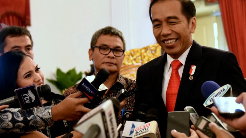 Jokowi saat bersama media
