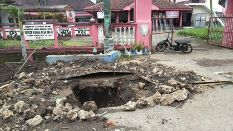 kondisi jalan setelah warga membongkar plat besi penutup lubang