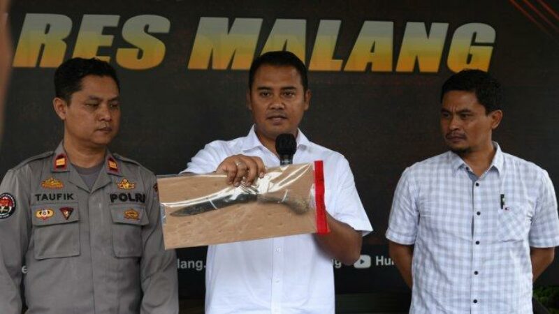 Iptu-Wahyu-Riski-Saputro-tengah-menunjukan-barang-bukti-kasus-pembunuhan