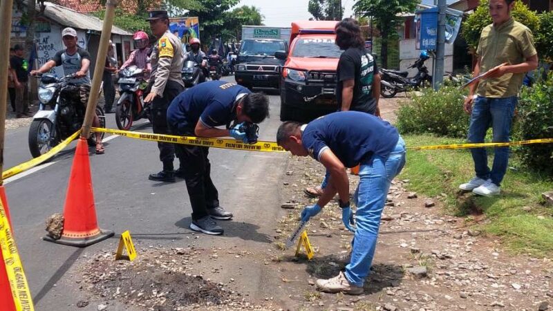 polisi saat lakukan olah TKP