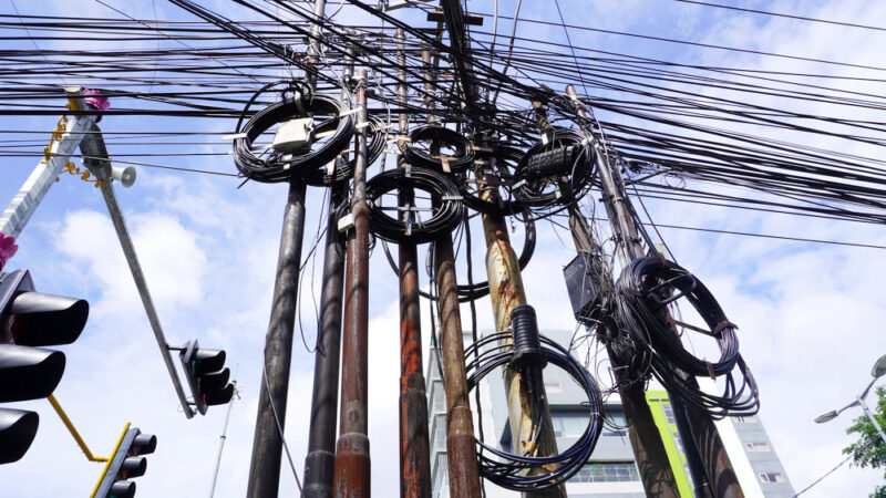 Penampakan kabel optik semrawut di salah satu titik di kota batu