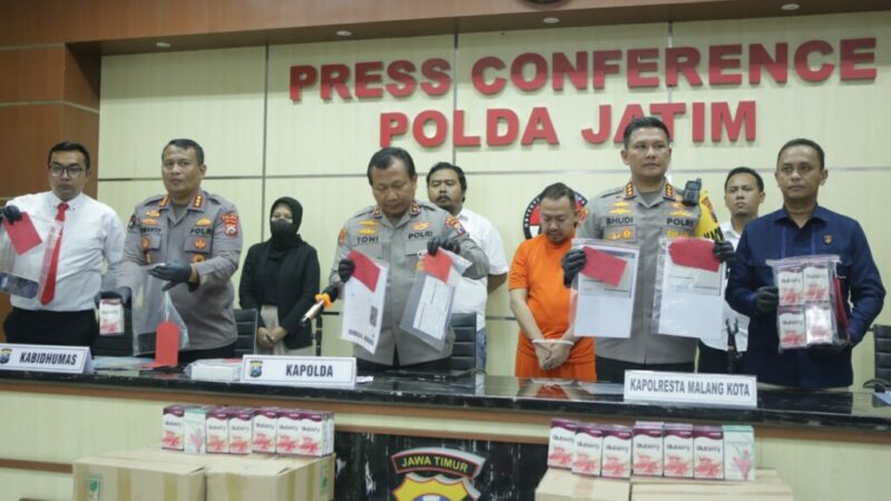 Kapolda, Kapolresta Malang dan Kabid Humas Polda Jatim saat menunjukkan barang bukti