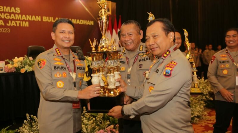 Kapolresta Malang saat menerima penghargaan dari Kapolda Jatim