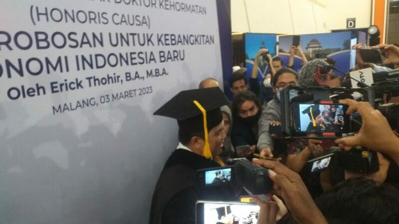 Eric Thohir Saat Konerensi pers, usai menerima Gelar Doktor Kehormatan