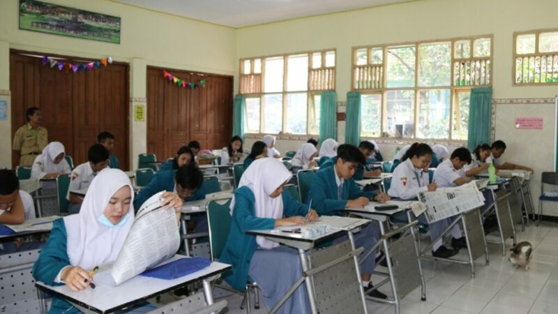 Siswa SMA sedang melakukan proses pembelajaran