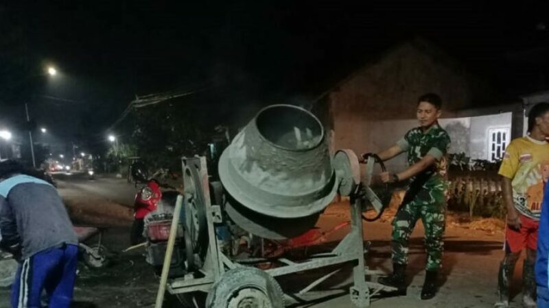 TNI Membantu warga dalam memperbaiki jalan desa