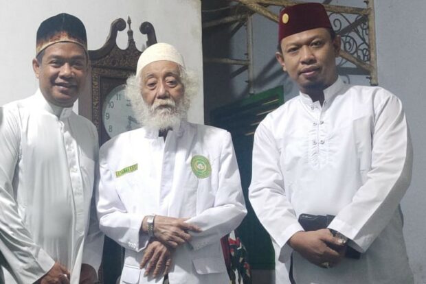 Pendiri dan pengasuh yayasan Syarif Hidayatulloh Jawa timur