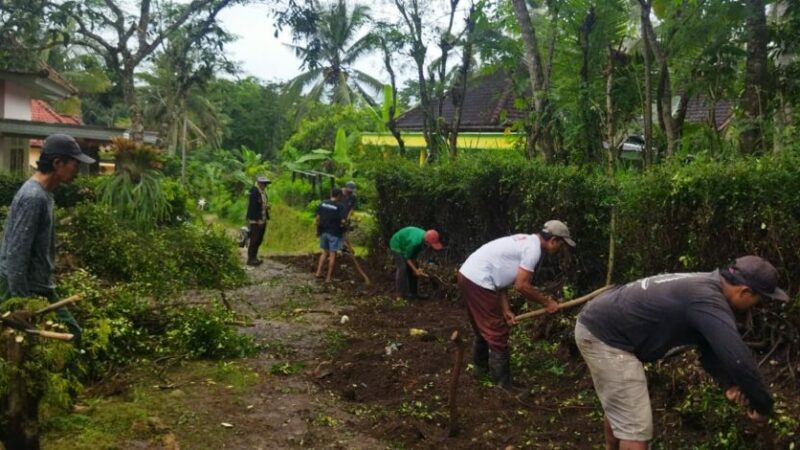 warga saat lakukan kerja swadaya
