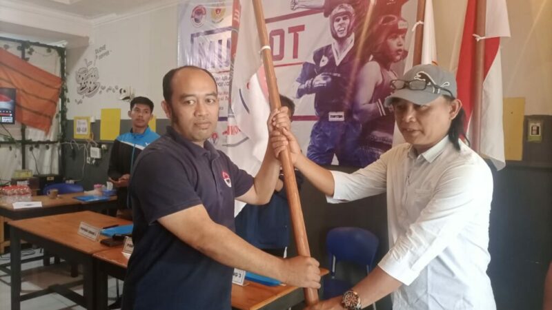 Darsono saat menerima pataka kepengurusan cabor Kickboxing untuk periode 2023-2027