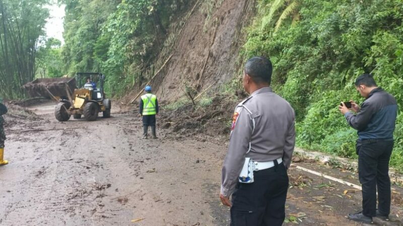 pemberisahan material longsor di badan jalan