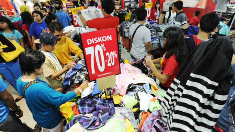 Suasana berburu baju saat lebaran