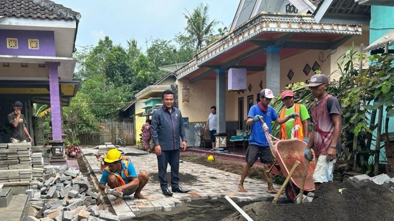 anggota DPRD Kabupaten Malang, Rahmat Kartala S.sos, saat mengawasi pekerjaan