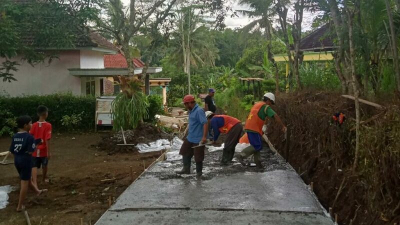 warga saat gotong-royong membangun jalan rabat beton di desa druju