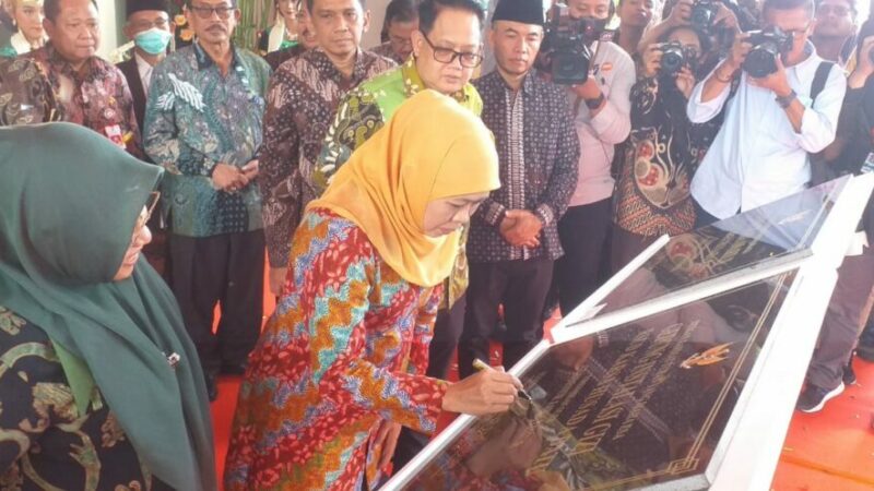 Gubernur jatim saat meresmikan bangunan baru RSU Karsa Husada