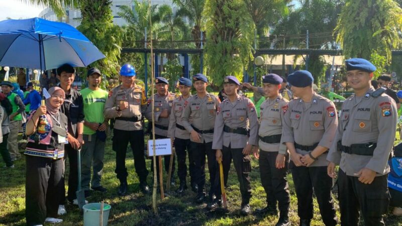 Partisipasi brimob di acara merti bumi tanam 1.000 pohon