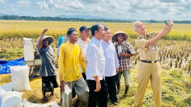 Jokowi, Prabowo dan Ganjar saat melakukan swafoto
