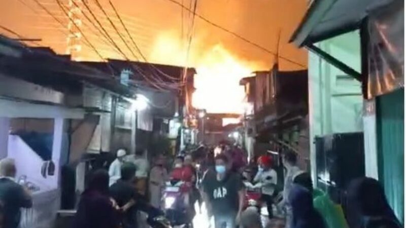 depo pertamina pelumpang terbaka, nampak gambar di video amatir warga menyelamatkan diri