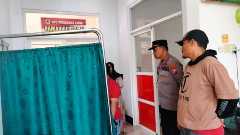 Petugas, saat membawa korban ke puskesmas terdekat