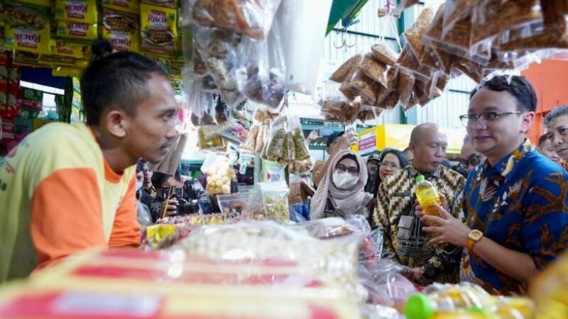 Wamendag di barengi kepala dinas pasar kota malang saat lakukan kunjungan pasar