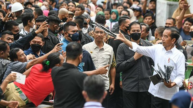 jokowi saat kunjungi pasar minggu jakarta