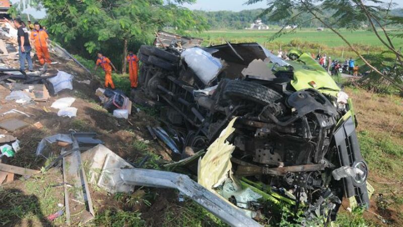 laka beruntun di tol semarang