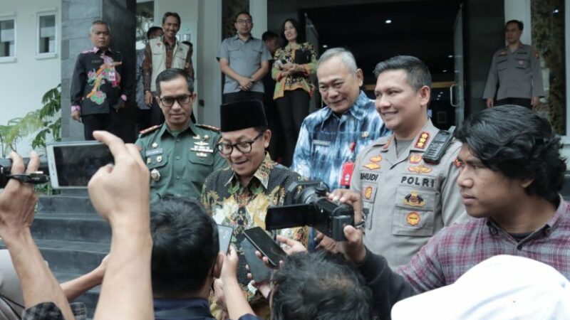 Sutiaji, didampingi kpolresta malang serta don kodim kota malang saat memberikan keterangan pada media