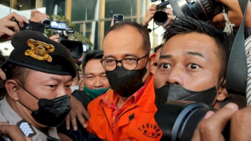 RA saat menggunakan baju tahanan KPK,