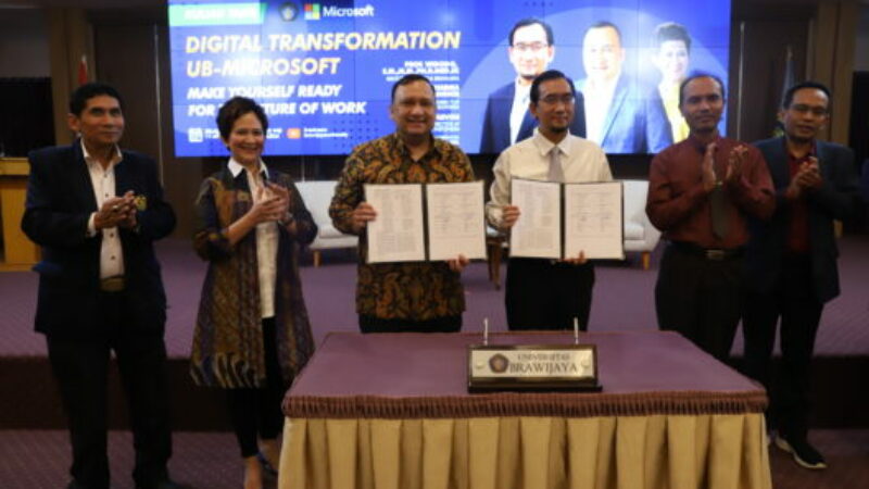 Presiden Direktur Microsoft Indonesia Dharma Simorangkir dan Rektor UB Prof. Widodo, S.Si., M.Si., Ph.D.Med.Sc usai penandatanganan MoU