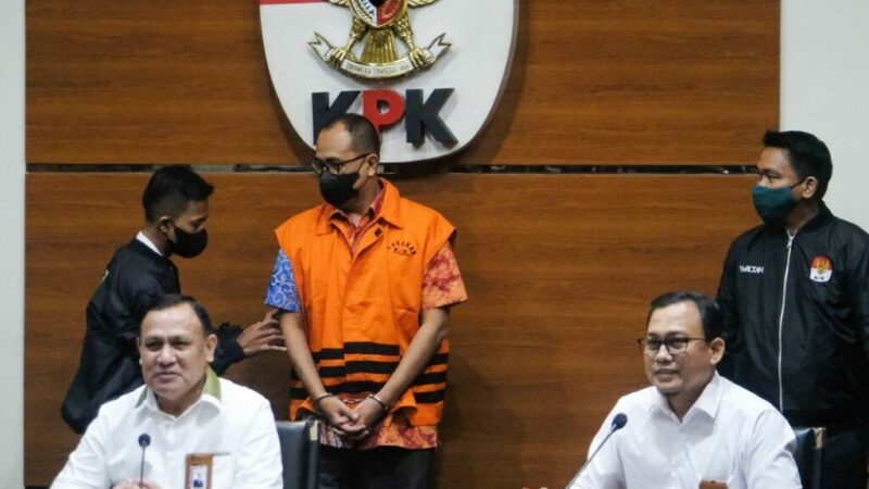 rafael alun pakai rompi oranye kpk