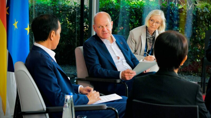 Presiden Joko Widodo (kiri) disambut oleh Kanselir Jerman Olaf Scholz saat tiba di lokasi Konferensi Tingkat Tinggi (KTT) G7 ke-48  (setpres)