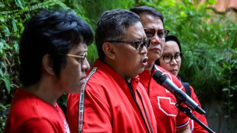Sekjen PDIP Hasto didampingi Ahmada Basarah (Kanan) dan Andi Napitupulu (kiri) usai bentuk ketua tim pemenangan ganjar