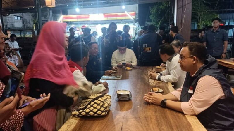 Anies Baswedan Nongkrong di Warung Milik Kader PDIP