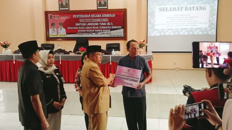 Wali Kota Blitar Serahkan BLT DBHCHT Tahap II kepada Buruh Pabrik Rokok 