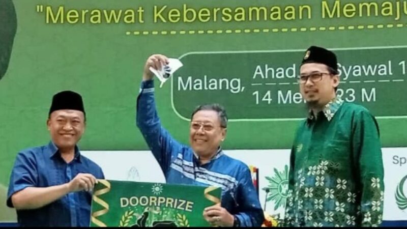 HM Mujiono (kiri), salah satu tokoh muhammadiyah kota malang saat memberikan hadiah pada keluarga besar muhammadiyah