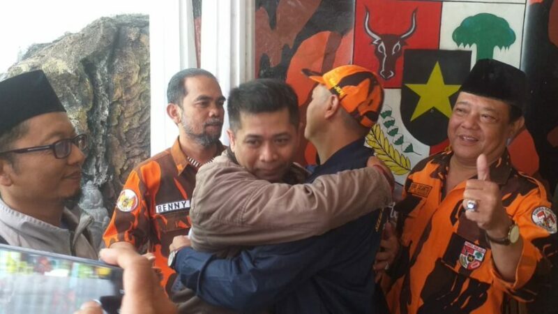 ketua forkoma (kiri) dan Sekjen PP kota malang (kanan ) berpelukan