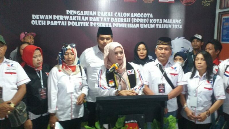 Ketua partai perindo (tengah) saat memberikan keterangan pada media