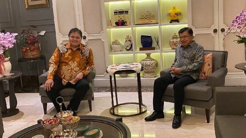 Ketua Umum Partai Golkar Airlangga Hartarto menyambangi kediaman Jusuf Kalla di kawasan Kebayoran Baru, jaksel