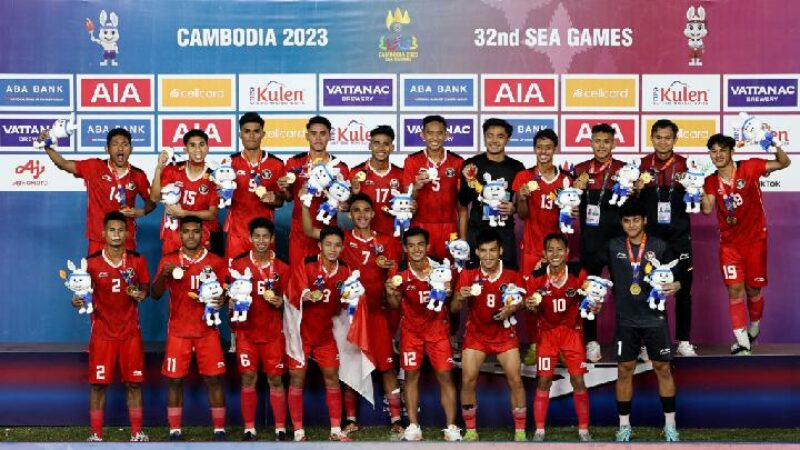 Para pemain Indonesia berpose dengan medali emas di atas podium seusai mengalahkan Thailand dalam final Sepakbola SEA Games di Stadion Nasional Olimpiade