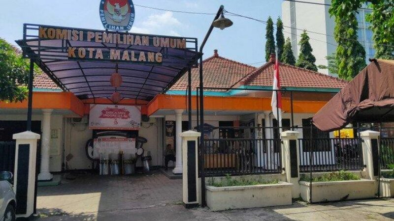 personel-gabungan-jaga-kpu-kota-malang-antisipasi-datangnya-massa